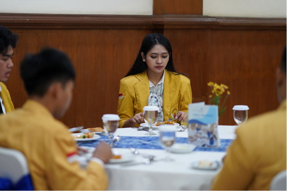 Table Manner dan Pengembangan Kepribadian: Membuka Potensi Sukses Masa Depan Bagi Mahasiswa