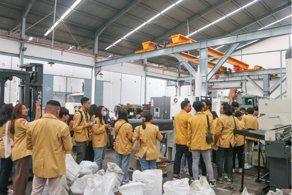 Eksplorasi Dunia Usaha dan Industri: Company Visit Undiknas ke Surabaya - Malang
