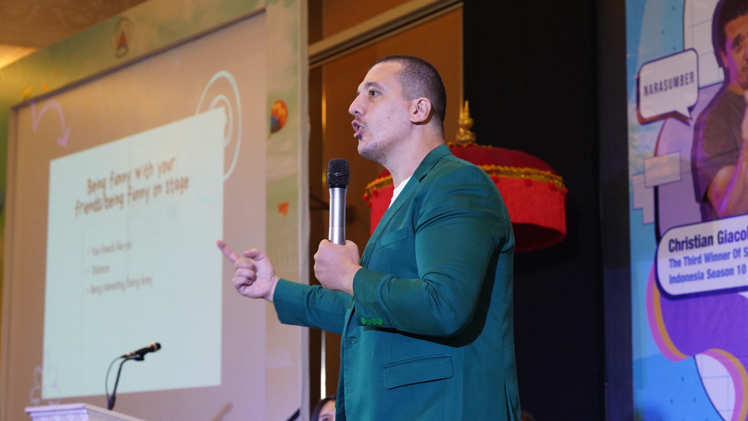 Mengoptimalkan Strategi Komunikasi: Kekuatan Humor dalam Public Speaking 