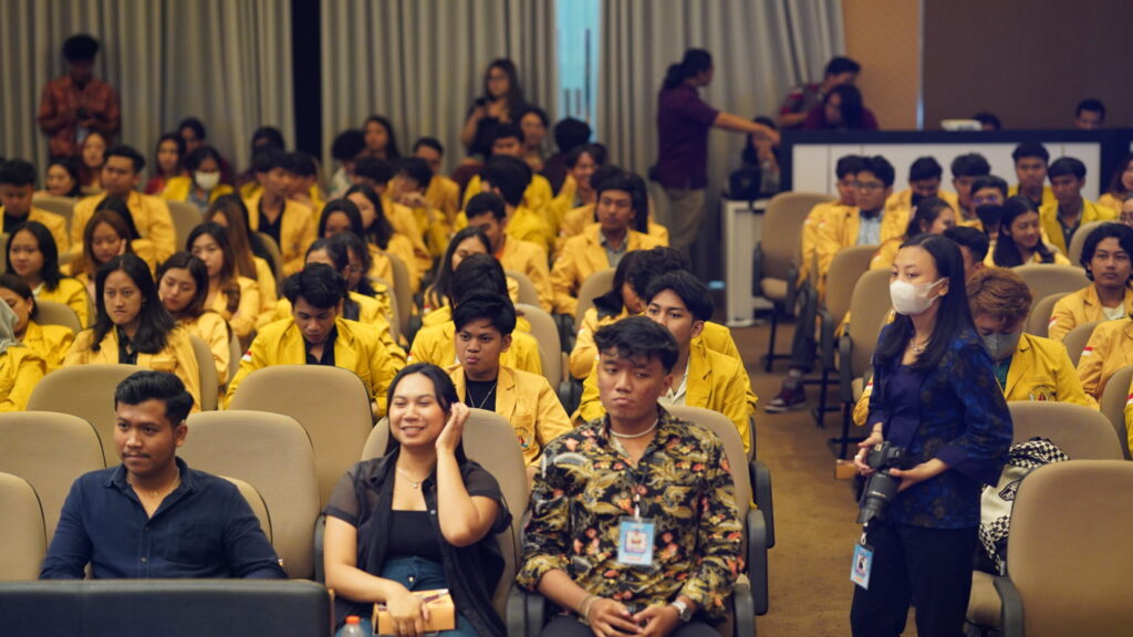 Mengoptimalkan Strategi Komunikasi: Kekuatan Humor dalam Public Speaking 