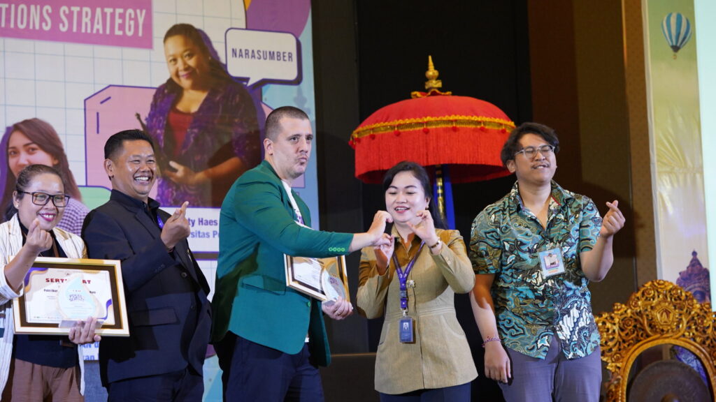 Mengoptimalkan Strategi Komunikasi: Kekuatan Humor dalam Public Speaking 