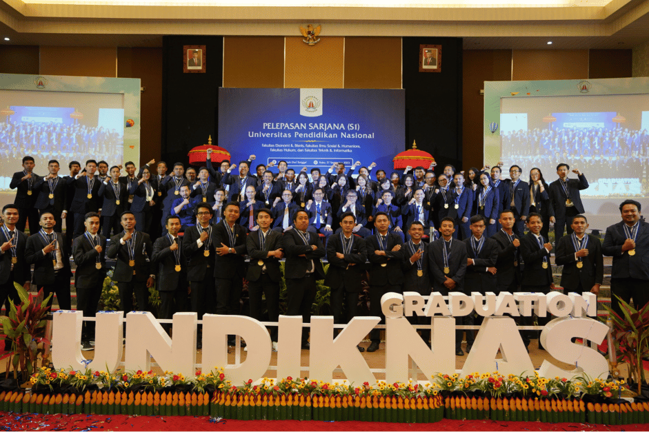 Denpasar, 27 September 2023 - Universitas Pendidikan Nasional kembali menggelar rangkaian kegiatan pelepasan bagi Calon Wisudawan untuk periode Oktober 2023. Acara penuh makna ini diadakan di Auditorium Dwi Tunggal dan dihadiri oleh 129 calon wisudawan dari berbagai program studi.
Dalam acara yang meriah ini, 129 calon wisudawan yang berasal dari Program Studi Manajemen sebanyak 20 Mahasiswa, 21 Mahasiswa Program Akuntansi, 19 Mahasiswa Program Ilmu Hukum, 5 Mahasiswa Program Administrasi Negara, 3 Mahasiswa Ilmu Komunikasi, 29 Mahasiswa Program Studi Teknik Sipil, 26 Mahasiswa Teknik Elektro dan 6 Mahasiswa Program Studi Teknologi Informasi bersiap untuk melangkah menuju babak baru dalam hidup mereka.
Acara ini secara resmi dibuka oleh Dr. Ni Wayan Widhiasthini, S.Sos., M.Si., selaku Wakil Rektor Bidang Pengembangan Akademik Universitas Pendidikan Nasional. Beliau memberikan semangat dan motivasi kepada para calon wisudawan untuk melanjutkan perjalanan mereka di dunia luar.
