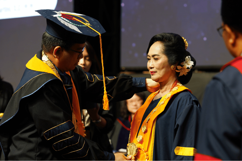 Dikukuhkannya Dua Guru Besar Tetap Universitas Pendidikan Nasional Menjadi Momen Bersejarah yang Penuh Haru