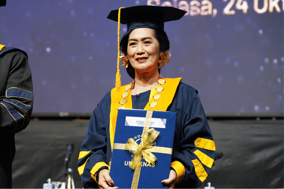 Dikukuhkannya Dua Guru Besar Tetap Universitas Pendidikan Nasional Menjadi Momen Bersejarah yang Penuh Haru