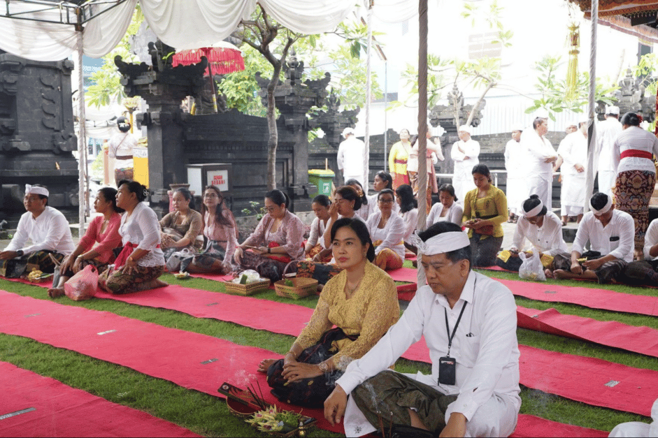 Memperingati Hari Raya Saraswati: Universitas Pendidikan Nasional Menyelenggarakan Persembahyangan Bersama