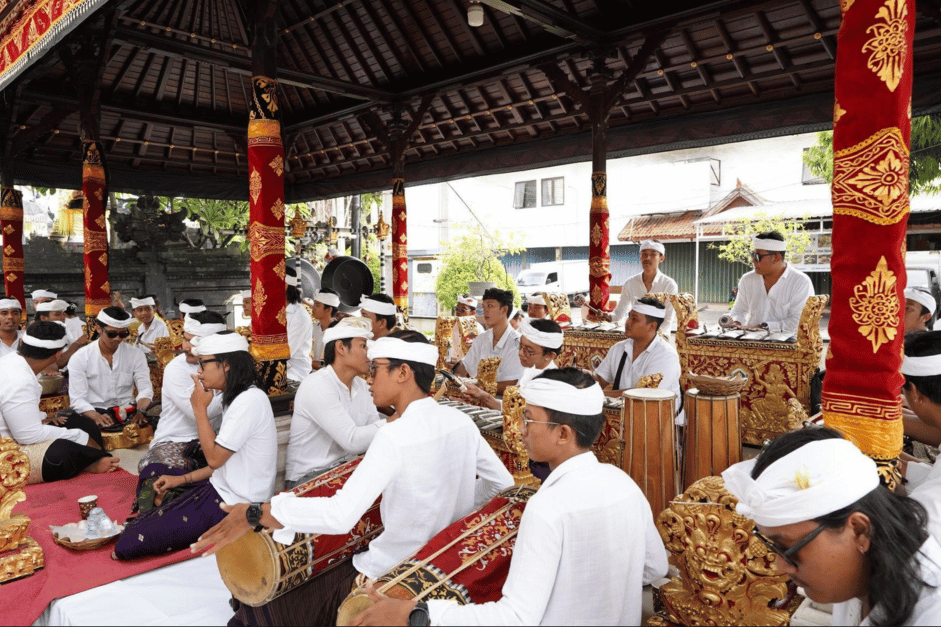 Universitas Pendidikan Nasional tidak hanya menjadi tempat untuk mendapatkan pengetahuan tetapi juga untuk merayakan keberagaman pengetahuan yang ada. Acara perayaan saraswati juga diisi dengan pementasan tari yang memukau, salah satunya ditarikan oleh sosok yang istimewa, Rektor Universitas Pendidikan Nasional, Prof. Dr. Ir. Nyoman Sri Subawa S.T., S.Sos., M.M., IPM., ASEAN Eng.Kegiatan ini bukan hanya sekadar tradisi rutin, melainkan simbol kebersamaan dan komitmen Universitas Pendidikan Nasional dalam menjunjung tinggi nilai-nilai kearifan lokal. Semangat perayaan ini menciptakan lingkungan kampus yang tidak hanya akademik tetapi juga sarat dengan nilai-nilai kehidupan yang tinggi.
