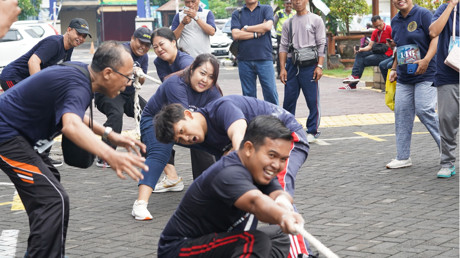 Kegiatan Lomba Tarik Tambang Meriahkan Dies Natalis ke-55 Undiknas. kampus swasta terbaik di bali, Undiknas