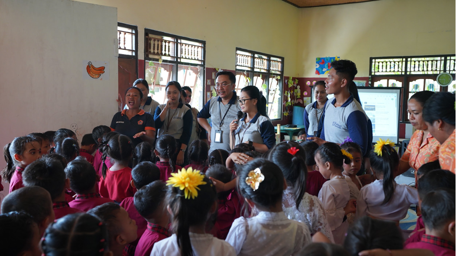 Community Service: Enlivening the 55th Undiknas BUDINATA in East Seraya Village