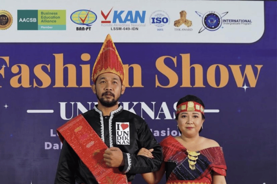 Lomba Fashion Show Busana Adat Nusantara Meriahkan Hari Raya Kartini di Undiknas