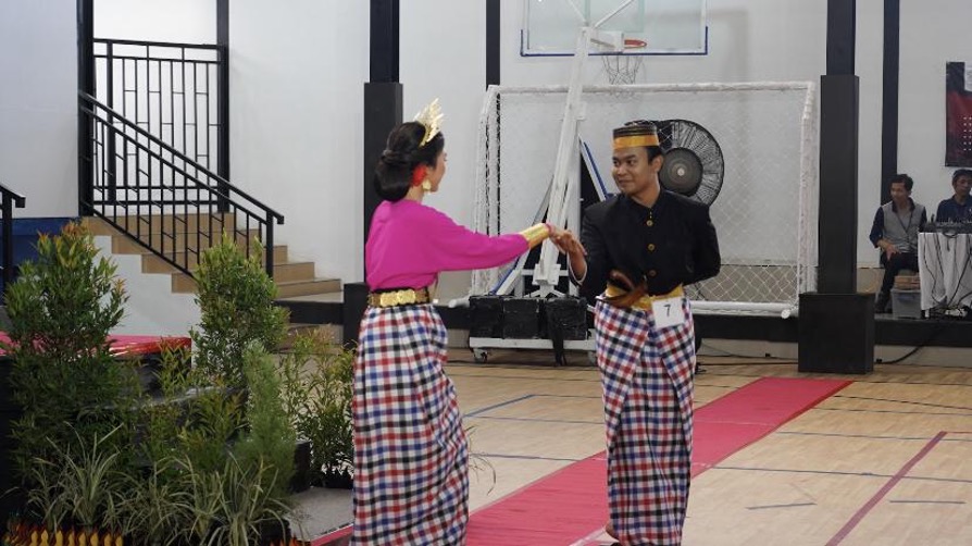 Lomba Fashion Show Busana Adat Nusantara Meriahkan Hari Raya Kartini di Undiknas