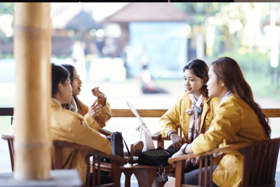 Table Manner dan Personality Development Undiknas Mempersiapkan Mahasiswa Bersaing Dalam Dunia Profesional
